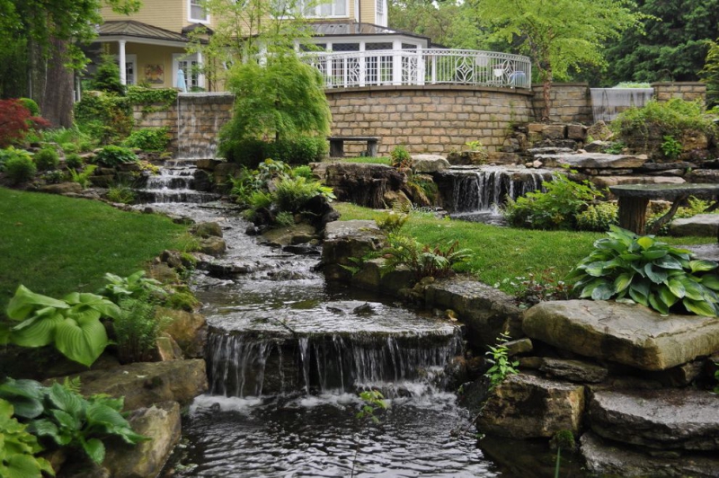 paysagiste-ENTRAUNES-min_landscaping-rock-louisville-ky-traditional-landscape-and-boulders-brick-wall-bushes-grass-koi-law